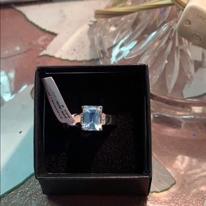 Aquamarine and diamond ring set in white gold